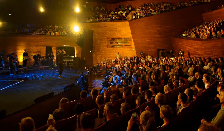 Publikum til When Saints Go Machine paa scenen under P6 BEAT Rocker Koncerthuset loerdag den 11. september 2021. For ottende gang afholder P6 radiokanalen P6 BEAT Rocker Koncerthuset, hvor det ypperligste den danske musikscene kan praestere spiller live i DR Koncerthuset. Showet er ogsaa en markering af P6 BEATs 10 aars foedselsdag.. , Copenhagen