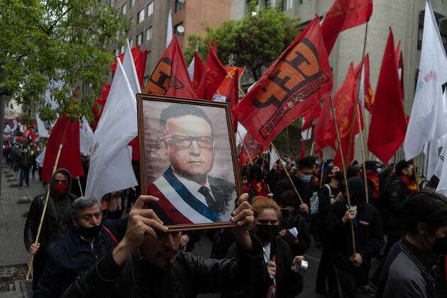 Bilder des Jahres 2021, News 09 September News Themen der Woche KW36 Chile, Proteste am Jahrestag des Pinochet-Putsches in Santiago September 11, 2021, Santiago, Metropolitana, Chile: A man holds up a framed photo of former President Salvador Allende, at a demonstration called in Santiago. Today September 11 marks the 48th anniversary of the coup in Chile and the death of Salvador Allende. Santiago Chile - ZUMAb332 20210911_zip_b332_005 Copyright: xMatiasxBasualdox