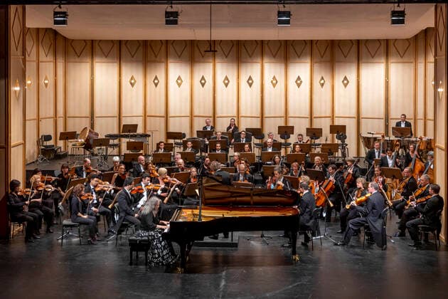 Martha Argerich mit dem Philharmonischen Orchester Cottbus DEU Brandenburg Cottbus Â Lausitz Festival 2021: Martha Argerich mit dem Philharmonischen Orchester Cottbus spielt Robert Schumann Klavierkonzert a-Moll, op. 54. Das Brandenburgische Staatstheater in Cottbus wurde im Jahre 1908 vom Berliner Architekten B. Sehring im Jugendstil errichtet. Das unter Denkmalsschutz stehende Theater gehört heute zu den am besten erhaltenen Theaterbauten des Jugendstils in Europa. ( *** Martha Argerich with the Philharmonic Orchestra Cottbus DEU Brandenburg Cottbus Â Lausitz Festival 2021 Martha Argerich with the Philharmonic Orchestra Cottbus plays Robert Schumann Piano Concerto in A Minor, op 54 The Brandenburg State Theatre in Cottbus was b