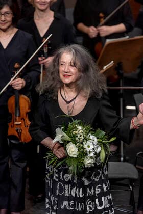 Martha Argerich mit dem Philharmonischen Orchester Cottbus DEU Brandenburg Cottbus Â Lausitz Festival 2021: Martha Argerich mit dem Philharmonischen Orchester Cottbus spielt Robert Schumann Klavierkonzert a-Moll, op. 54. Das Brandenburgische Staatstheater in Cottbus wurde im Jahre 1908 vom Berliner Architekten B. Sehring im Jugendstil errichtet. Das unter Denkmalsschutz stehende Theater gehört heute zu den am besten erhaltenen Theaterbauten des Jugendstils in Europa. ( *** Martha Argerich with the Philharmonic Orchestra Cottbus DEU Brandenburg Cottbus Â Lausitz Festival 2021 Martha Argerich with the Philharmonic Orchestra Cottbus plays Robert Schumann Piano Concerto in A Minor, op 54 The Brandenburg State Theatre in Cottbus was b