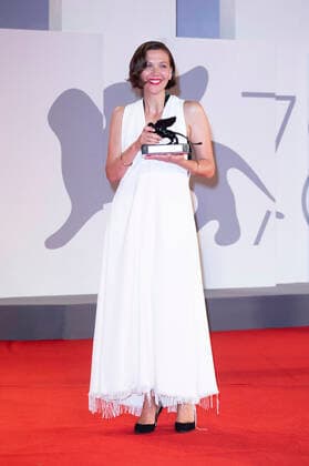 Filmfestspiele in Venedig, Preis fürs beste Drehbuch für Maggie Gyllenhaal The Lost Daughter Maggie Gyllenhaal mit dem Preis für das besten Drehbcuh für The Lost Daughter bei der Preisverleihung der Biennale di Venezia 2021 78. Internationale Filmfestspiele von Venedig im Palazzo del Cinema. Venedig, 11.09.2021