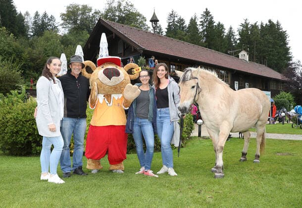 Tabaluga Golf Cup 2021 von Michael Roll Zum 27. Mal veranstaltete Michael Roll den Tabaluga Golf Cup zu Gunsten seiner Tabaluga Stiftung - eingesetzt bei den Reittherapien hier vor dem Clubhaus im Goldclub Tutzing von links: Tochter Katharina, Michael Roll, Maskottchen Bollie-Bär, Tochter Sophia, Tochter Johanna und das Pferd, Tutzing Bayern Deutschland Golfclub Tutzing