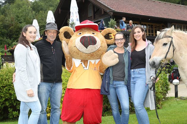 Tabaluga Golf Cup 2021 von Michael Roll Zum 27. Mal veranstaltete Michael Roll den Tabaluga Golf Cup zu Gunsten seiner Tabaluga Stiftung - hier mit seinen Töchtern Katharina, Michael Roll, Maskottchen Bollie-Bär Sophia, Johanna und das Pferd, Tutzing Bayern Deutschland Golfclub Tutzing