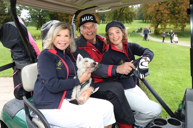 Tabaluga Golf Cup 2021 von Michael Roll Zum 27. Mal veranstaltete Michael Roll den Tabaluga Golf Cup zu Gunsten seiner Tabaluga Stiftung im Bild Marianne und Michael Hartl zusammen mit Anjorka Strechel und dem Hund Winnie im Golfcart, Tutzing Bayern Deutschland Golfclub Tutzing