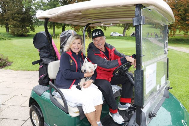 Tabaluga Golf Cup 2021 von Michael Roll Zum 27. Mal veranstaltete Michael Roll den Tabaluga Golf Cup zu Gunsten seiner Tabaluga Stiftung - Marianne und Michael Hartl zusammen mit ihrem Hund Winnie im Golfcart, Tutzing Bayern Deutschland Golfclub Tutzing