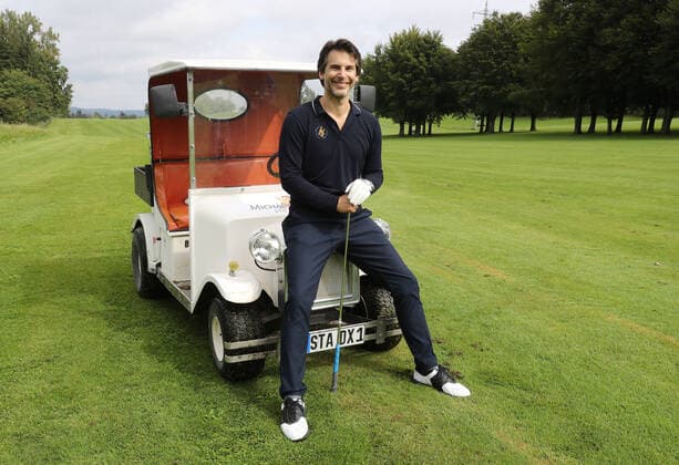 Tabaluga Golf Cup 2021 von Michael Roll Zum 27. Mal veranstaltete Michael Roll den Tabaluga Golf Cup zu Gunsten seiner Tabaluga Stiftung - der Schauspieler Florian Odendahl sitzend auf einem Golfcart, Tutzing Bayern Deutschland Golfclub Tutzing
