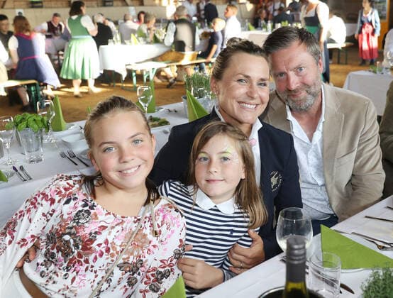 Tabaluga Golf Cup 2021 von Michael Roll Zum 27. Mal veranstaltete Michael Roll den Tabaluga Golf Cup zu Gunsten seiner Tabaluga Stiftung - Martina Eberl und ihr Mann Claes Gripenberg und ihre Töchter Linda und Heidi, Tutzing Bayern Deutschland Golfclub Tutzing