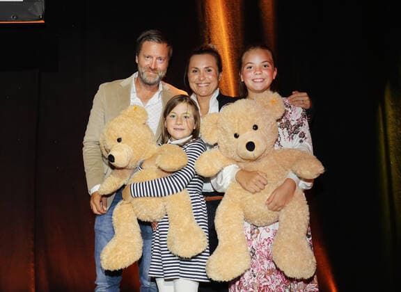 Tabaluga Golf Cup 2021 von Michael Roll Zum 27. Mal veranstaltete Michael Roll den Tabaluga Golf Cup zu Gunsten seiner Tabaluga Stiftung - Martina Eberl und ihr Mann Claes Gripenberg gewinnen die Brutto Wertung beim Golf Turnier - die Teddies als Sieger Gewinn gehen sofort an ihre Töchter ihre Töchter Linda und Heidi, Tutzing Bayern Deutschland Golfclub Tutzing