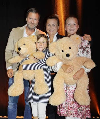 Tabaluga Golf Cup 2021 von Michael Roll Zum 27. Mal veranstaltete Michael Roll den Tabaluga Golf Cup zu Gunsten seiner Tabaluga Stiftung - Martina Eberl und ihr Mann Claes Gripenberg gewinnen die Brutto Wertung beim Golf Turnier - die Teddies als Sieger Gewinn gehen sofort an ihre Töchter ihre Töchter Linda und Heidi, Tutzing Bayern Deutschland Golfclub Tutzing
