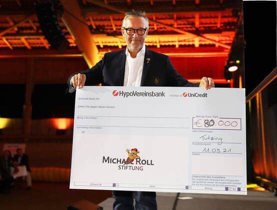 Tabaluga Golf Cup 2021 von Michael Roll Zum 27. Mal veranstaltete Michael Roll den Tabaluga Golf Cup zu Gunsten seiner Tabaluga Stiftung - Michael Roll präsentiert stolz den Cheque über 80.000 Euro, der an die Tabaluga Stiftung geht, Tutzing Bayern Deutschland Golfclub Tutzing