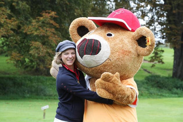Tabaluga Golf Cup 2021 von Michael Roll Zum 27. Mal veranstaltete Michael Roll den Tabaluga Golf Cup zu Gunsten seiner Tabaluga Stiftung - Anjorka Strechel mit dem Maskottchen der Tabaluga Stiftung ãBollie-BärÒ, Tutzing Bayern Deutschland Golfclub Tutzing