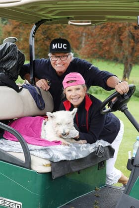 Tabaluga Golf Cup 2021 von Michael Roll Zum 27. Mal veranstaltete Michael Roll den Tabaluga Golf Cup zu Gunsten seiner Tabaluga Stiftung Marianne und Michael Hartl und ihr Hund Winnie im Golf Cart, Tutzing Bayern Deutschland Golfclub Tutzing