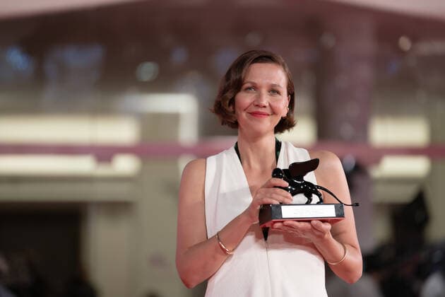 Filmfestspiele in Venedig, Preis fürs beste Drehbuch für Maggie Gyllenhaal The Lost Daughter Award Winners Photocall - The 78th Venice International Film Festival Maggie Gyllenhaal poses with the Award for Best Screenplay for The Lost Daughter at the awards winner photocall during the attends the awards winner photocall during the 78th Venice International Film Festival on September 11, 2021 in Venice, Italy Venice Italy carlino-notitle210911_npTYp  Copyright: xLucaxCarlinox