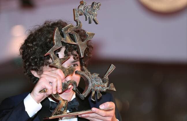 Filmfestspiele in Venedig, Marcello Mastroianni Preis Bester Nachwuchsschauspieler Filippo Scotti Italy Venice Film Festival 6649296 11.09.2021 Actor Filippo Scotti poses with his Marcello Mastroianni award for best young actor for the film The Hand Of God at a photocell after the closing ceremony of the 78th edition of the Venice Film Festival in Venice, Italy. Ekaterina Chesnokova Sputnik Venice Italy  Copyright: xEkaterinaxChesnokovax