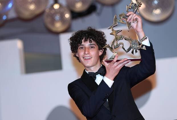 Filmfestspiele in Venedig, Marcello Mastroianni Preis Bester Nachwuchsschauspieler Filippo Scotti Italy Venice Film Festival 6649297 11.09.2021 Actor Filippo Scotti poses with his Marcello Mastroianni award for best young actor for the film The Hand Of God at a photocell after the closing ceremony of the 78th edition of the Venice Film Festival in Venice, Italy. Ekaterina Chesnokova Sputnik Venice Italy  Copyright: xEkaterinaxChesnokovax