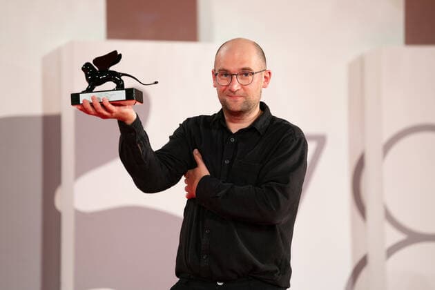 Award Winners Photocall - The 78th Venice International Film Festival Director Laurynas Bareisa poses with the Orizzonti Award for Best Film for Piligrimai (Pilgrims) at the awards winner photocall during the 78th Venice International Film Festival on September 11, 2021 in Venice, Italy. Venice Italy carlino-notitle210911_npgYw  Copyright: xLucaxCarlinox