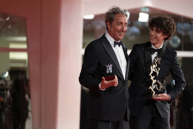 Filmfestspiele in Venedig, Marcello Mastroianni Preis Bester Nachwuchsschauspieler Filippo Scotti Award Winners Photocall - The 78th Venice International Film Festival Director Paolo Sorrentino and Filippo Scotti pose with the Silver Lion Grand Jury Prize and the Marcello Mastroianni Award for Best New Young Actor for The Hand Of God at the awards winner photocall during the 78th Venice International Film Festival on September 11, 2021 in Venice, Italy Venice Italy carlino-notitle210911_npeZ0  Copyright: xLucaxCarlinox