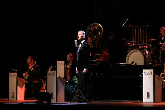 Max Raabe & Palast Orchester live mit dem Programm Guten Tag, liebes Glück - Open Air 2021 auf dem Hof der Kulturbrauerei. Görlitz, 11.09.2021