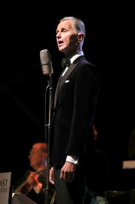 Max Raabe & Palast Orchester live mit dem Programm Guten Tag, liebes Glück - Open Air 2021 auf dem Hof der Kulturbrauerei. Görlitz, 11.09.2021