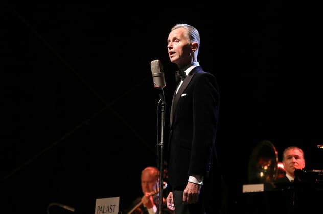 Max Raabe & Palast Orchester live mit dem Programm Guten Tag, liebes Glück - Open Air 2021 auf dem Hof der Kulturbrauerei. Görlitz, 11.09.2021