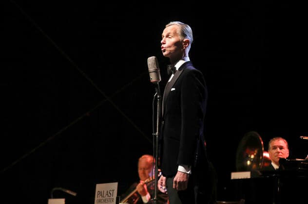 Max Raabe & Palast Orchester live mit dem Programm Guten Tag, liebes Glück - Open Air 2021 auf dem Hof der Kulturbrauerei. Görlitz, 11.09.2021