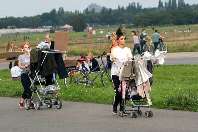 Streetware Cat Walk der sozial-ökonischen Utopie im Kontext der Berlin Fashion Week auf dem Tempelhofer Feld Streetware Cat Walk der sozial-ökonischen Utopie im Kontext der Berlin Fashion Week auf dem Tempelhofer Feld