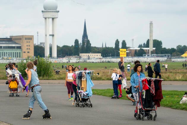 Streetware Cat Walk der sozial-ökonischen Utopie im Kontext der Berlin Fashion Week auf dem Tempelhofer Feld Streetware Cat Walk der sozial-ökonischen Utopie im Kontext der Berlin Fashion Week auf dem Tempelhofer Feld