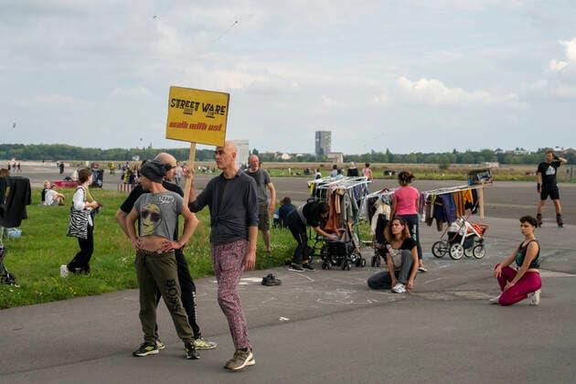 Streetware Cat Walk der sozial-ökonischen Utopie im Kontext der Berlin Fashion Week auf dem Tempelhofer Feld Streetware Cat Walk der sozial-ökonischen Utopie im Kontext der Berlin Fashion Week auf dem Tempelhofer Feld