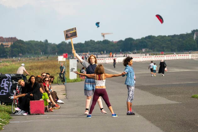 Streetware Cat Walk der sozial-ökonischen Utopie im Kontext der Berlin Fashion Week auf dem Tempelhofer Feld Streetware Cat Walk der sozial-ökonischen Utopie im Kontext der Berlin Fashion Week auf dem Tempelhofer Feld