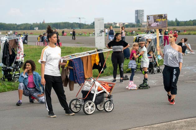 Streetware Cat Walk der sozial-ökonischen Utopie im Kontext der Berlin Fashion Week auf dem Tempelhofer Feld Streetware Cat Walk der sozial-ökonischen Utopie im Kontext der Berlin Fashion Week auf dem Tempelhofer Feld