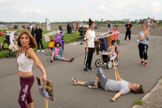 Streetware Cat Walk der sozial-ökonischen Utopie im Kontext der Berlin Fashion Week auf dem Tempelhofer Feld Streetware Cat Walk der sozial-ökonischen Utopie im Kontext der Berlin Fashion Week auf dem Tempelhofer Feld