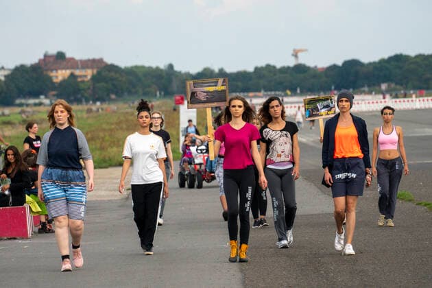 Entertainment Bilder des Tages Streetware Cat Walk der sozial-ökonischen Utopie im Kontext der Berlin Fashion Week auf dem Tempelhofer Feld Streetware Cat Walk der sozial-ökonischen Utopie im Kontext der Berlin Fashion Week auf dem Tempelhofer Feld