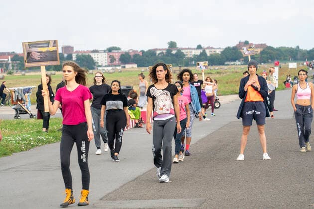 Streetware Cat Walk der sozial-ökonischen Utopie im Kontext der Berlin Fashion Week auf dem Tempelhofer Feld Streetware Cat Walk der sozial-ökonischen Utopie im Kontext der Berlin Fashion Week auf dem Tempelhofer Feld