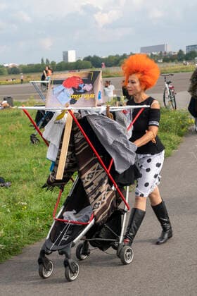 Streetware Cat Walk der sozial-ökonischen Utopie im Kontext der Berlin Fashion Week auf dem Tempelhofer Feld Streetware Cat Walk der sozial-ökonischen Utopie im Kontext der Berlin Fashion Week auf dem Tempelhofer Feld