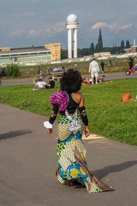 Streetware Cat Walk der sozial-ökonischen Utopie im Kontext der Berlin Fashion Week auf dem Tempelhofer Feld Streetware Cat Walk der sozial-ökonischen Utopie im Kontext der Berlin Fashion Week auf dem Tempelhofer Feld