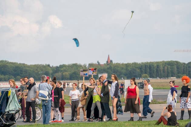 Streetware Cat Walk der sozial-ökonischen Utopie im Kontext der Berlin Fashion Week auf dem Tempelhofer Feld Streetware Cat Walk der sozial-ökonischen Utopie im Kontext der Berlin Fashion Week auf dem Tempelhofer Feld