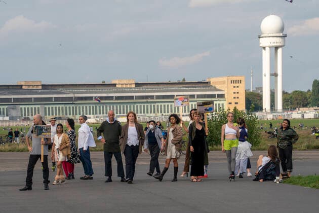 Streetware Cat Walk der sozial-ökonischen Utopie im Kontext der Berlin Fashion Week auf dem Tempelhofer Feld Streetware Cat Walk der sozial-ökonischen Utopie im Kontext der Berlin Fashion Week auf dem Tempelhofer Feld