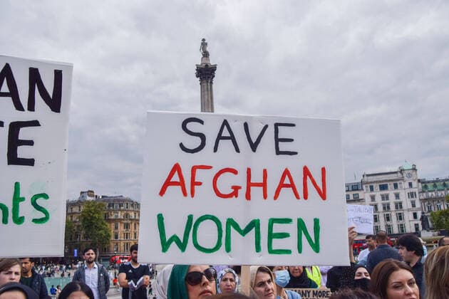Frauen unter dem Taliban Regime in Afghanistan September 12, 2021, London, United Kingdom: A demonstrator holds a Save Afghan Women placard during the protest in Trafalgar Square..Demonstrators gathered on the 20th anniversary of the assassination of opposition commander Ahmad Shah Massoud, in protest against the Taliban takeover and to call on the UK and the international community to help Afghanistan. London United Kingdom - ZUMAs197 20210912_zaa_s197_132 Copyright: xVukxValcicx