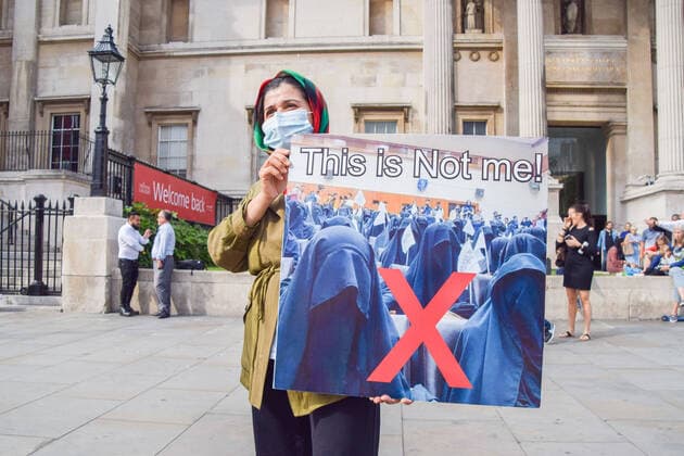 Frauen unter dem Taliban Regime in Afghanistan September 12, 2021, London, United Kingdom: A demonstrator holds an anti-burka placard during the protest in Trafalgar Square..Demonstrators gathered on the 20th anniversary of the assassination of opposition commander Ahmad Shah Massoud, in protest against the Taliban takeover and to call on the UK and the international community to help Afghanistan. London United Kingdom - ZUMAs197 20210912_zaa_s197_133 Copyright: xVukxValcicx