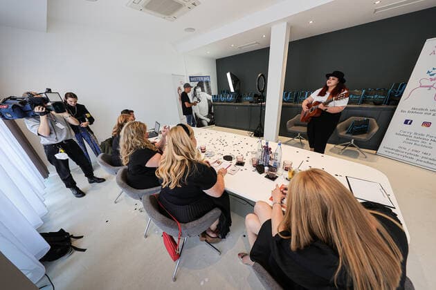 Entertainment Bilder des Tages 12.09.2021. Düsseldorf. Casting: Plus Size Model für Fräulein Kurvig – Kalender 2022. Mehr als 2800 Bewerbungen sind in den vergangenen Monaten über die Fräulein Kurvig-Homepage eingegangen. Eine Auswahl von 50 Bewerbern innen werden in das Fashionhotel Indigo nach Düsseldorf eingeladen, um dort einen einzigartigen Tag beim Fräulein Kurvig-Casting zu erleben. Es werden 12 Kandidaten:innen als Models für den Kalender ausgesucht. Gleichzeitig haben die Castinggewinner die Chance auf einen Modelvertrag mit den renommierten Agenturen MOS (Nürnberg) und Fräulein Kurvig – Die Agentur (Düsseldorf). Düsseldorf Fashionhotel Indigo Nordrhein-Westfalen Deutschland