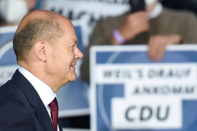 12.09.2021, xlakx, Politik Bundestagswahl, Triell - Dreikampf ums Kanzleramt emspor, v.l.Kanzlerkandidatin Olaf Scholz (SPD) kommt zum Fernseh-Studio nach Berlin-Adlershof und geht an CDU Waehler vorbei Berlin