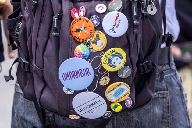 Wahlveranstaltung der Partei Die Basis auf dem Münsterplatz Ulm. Rucksack mit Protest-Buttons. 12.09.2021: Deutschland, Baden-Württemberg, Ulm.
