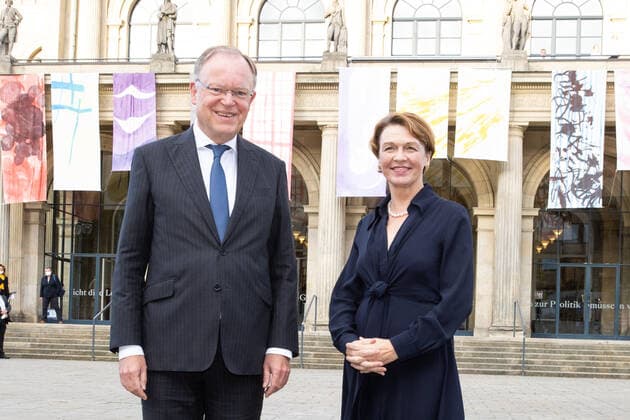 Hannover, Niedersächsischer Staatspreis 2020 Verleihung in der Staatsoper, der Preis geht an die Unternehmerin Edith Bischof und den Pianisten Igor LevitDer Niedersächsische Staatspreis für das Jahr 2020 (SIC!) geht je zur Hälfte an die Unternehmerin Edith Bischof und den Pianisten Igor Levit. Die Laudatio auf Edith Bischof hält Elke Büdenbender ( Frau unseres Bundespräsidenten, die Laudatio auf Igor Levit der Journalist und Moderator Jo Schück, Ministerpräsident Stephan Weil mit Elke Bütenbender,