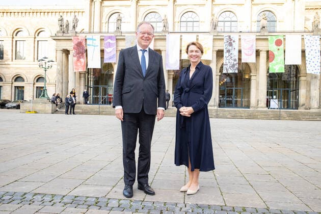 Hannover, Niedersächsischer Staatspreis 2020 Verleihung in der Staatsoper, der Preis geht an die Unternehmerin Edith Bischof und den Pianisten Igor LevitDer Niedersächsische Staatspreis für das Jahr 2020 (SIC!) geht je zur Hälfte an die Unternehmerin Edith Bischof und den Pianisten Igor Levit. Die Laudatio auf Edith Bischof hält Elke Büdenbender ( Frau unseres Bundespräsidenten, die Laudatio auf Igor Levit der Journalist und Moderator Jo Schück, Ministerpräsident Stephan Weil mit Elke Bütenbender,