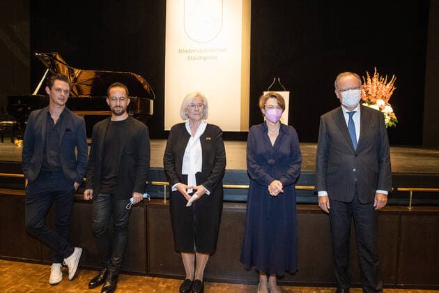 Hannover, Niedersächsischer Staatspreis 2020 Verleihung in der Staatsoper, der Preis geht an die Unternehmerin Edith Bischof und den Pianisten Igor LevitDer Niedersächsische Staatspreis für das Jahr 2020 (SIC!) geht je zur Hälfte an die Unternehmerin Edith Bischof und den Pianisten Igor Levit. Die Laudatio auf Edith Bischof hält Elke Büdenbender ( Frau unseres Bundespräsidenten, die Laudatio auf Igor Levit der Journalist und Moderator Jo Schück,