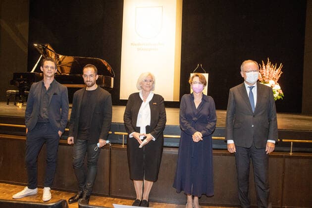 Hannover, Niedersächsischer Staatspreis 2020 Verleihung in der Staatsoper, der Preis geht an die Unternehmerin Edith Bischof und den Pianisten Igor LevitDer Niedersächsische Staatspreis für das Jahr 2020 (SIC!) geht je zur Hälfte an die Unternehmerin Edith Bischof und den Pianisten Igor Levit. Die Laudatio auf Edith Bischof hält Elke Büdenbender ( Frau unseres Bundespräsidenten, die Laudatio auf Igor Levit der Journalist und Moderator Jo Schück,