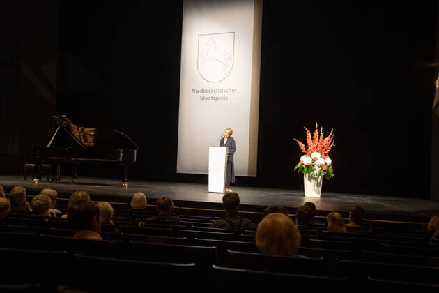 Hannover, Niedersächsischer Staatspreis 2020 Verleihung in der Staatsoper, der Preis geht an die Unternehmerin Edith Bischof und den Pianisten Igor LevitDer Niedersächsische Staatspreis für das Jahr 2020 (SIC!) geht je zur Hälfte an die Unternehmerin Edith Bischof und den Pianisten Igor Levit. Die Laudatio auf Edith Bischof hält Elke Büdenbender ( Frau unseres Bundespräsidenten, die Laudatio auf Igor Levit der Journalist und Moderator Jo Schück, Elke Büdenbender ( Frau unseres Bundespräsidenten hält die Laudatio,