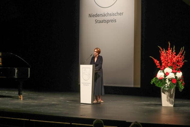 Hannover, Niedersächsischer Staatspreis 2020 Verleihung in der Staatsoper, der Preis geht an die Unternehmerin Edith Bischof und den Pianisten Igor LevitDer Niedersächsische Staatspreis für das Jahr 2020 (SIC!) geht je zur Hälfte an die Unternehmerin Edith Bischof und den Pianisten Igor Levit. Die Laudatio auf Edith Bischof hält Elke Büdenbender ( Frau unseres Bundespräsidenten, die Laudatio auf Igor Levit der Journalist und Moderator Jo Schück,