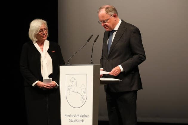 Hannover, Niedersächsischer Staatspreis 2020 Verleihung in der Staatsoper, der Preis geht an die Unternehmerin Edith Bischof und den Pianisten Igor LevitDer Niedersächsische Staatspreis für das Jahr 2020 (SIC!) geht je zur Hälfte an die Unternehmerin Edith Bischof und den Pianisten Igor Levit. Die Laudatio auf Edith Bischof hält Elke Büdenbender ( Frau unseres Bundespräsidenten, die Laudatio auf Igor Levit der Journalist und Moderator Jo Schück, Ministerpräsident Stephan Weil überreicht Edith Bischof den Preis,