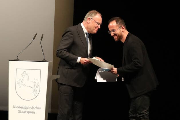Hannover, Niedersächsischer Staatspreis 2020 Verleihung in der Staatsoper, der Preis geht an die Unternehmerin Edith Bischof und den Pianisten Igor Levit, Der Niedersächsische Staatspreis für das Jahr 2020 (SIC!) geht je zur Hälfte an die Unternehmerin Edith Bischof und den Pianisten Igor Levit. Die Laudatio auf Edith Bischof hält Elke Büdenbender ( Frau unseres Bundespräsidenten, die Laudatio auf Igor Levit der Journalist und Moderator Jo Schück, Ministerpräsident Stephan Weil überreicht den Preis an Igor Levit,